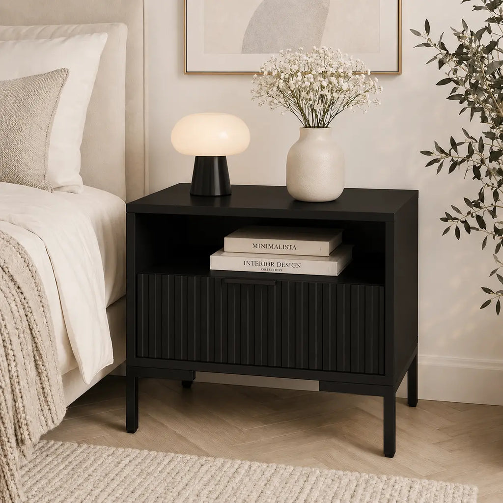 Szafka Nocna Czarna Czarne Nogi Ryflowana z Szufladą 42cm Milo Furniture