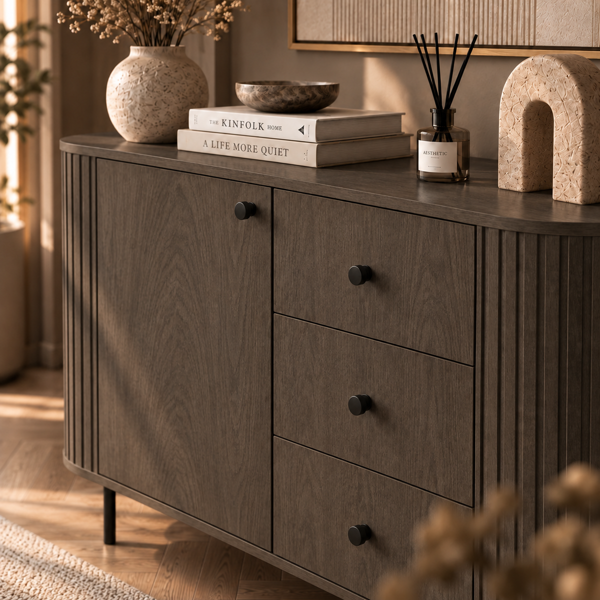 Komoda OVALIO 123cm Dąb Dunin – Ryflowana z Czarnymi Detalami