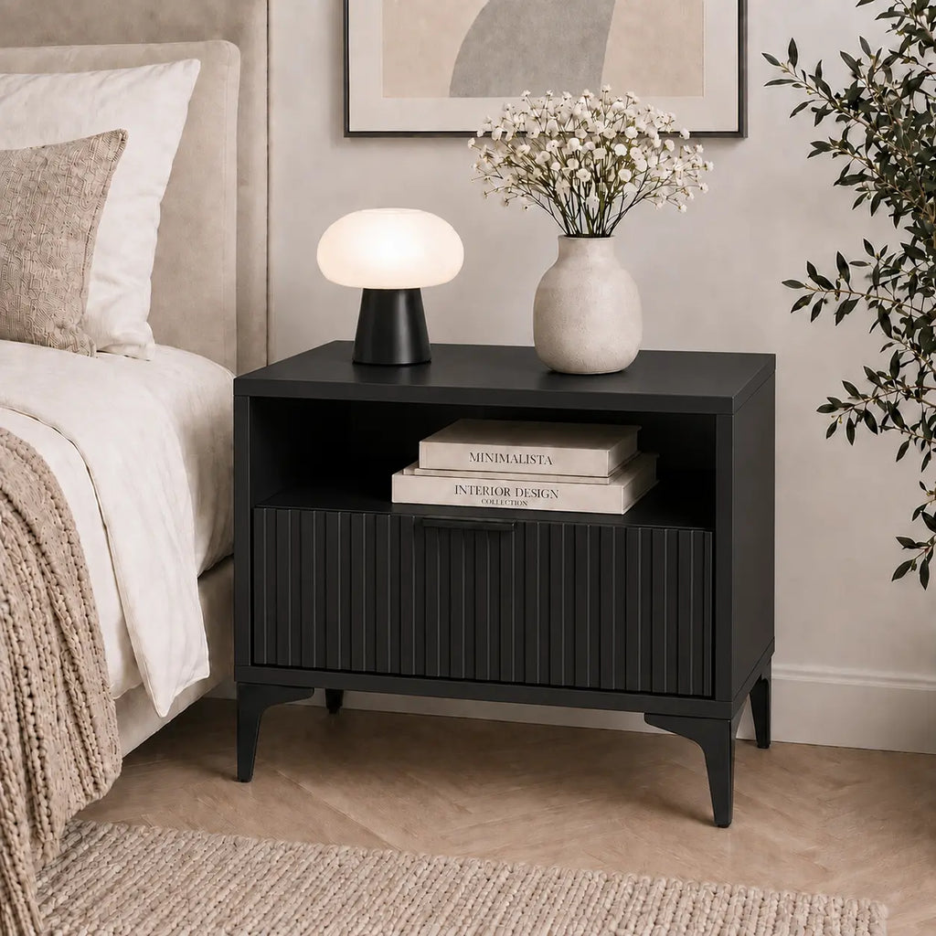 Szafka Nocna Czarna Czarne Nogi Ryflowana z Szufladą 42cm Milo Furniture