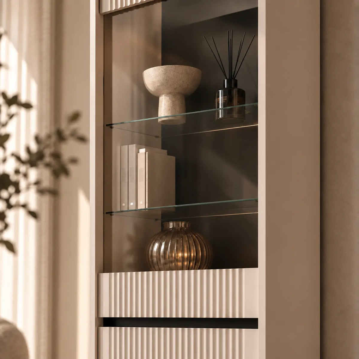 Witryna OSAKA 56cm Beż Piaskowy – Ryflowana z Przeszkleniem Milo Furniture