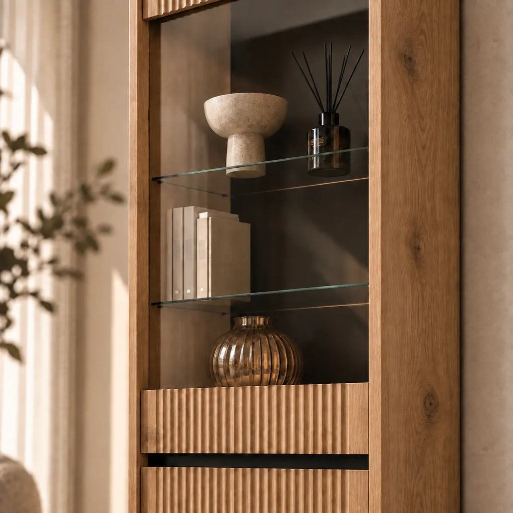 Witryna OSAKA 56cm Dąb Evoke – Ryflowana z Przeszkleniem Milo Furniture